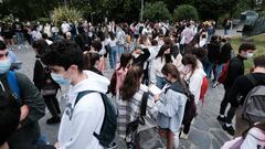 Alumnos esperan para entrar a las pruebas de la EBAU frente a la facultad de econ&oacute;micas de la USC en Santiago de Compostela