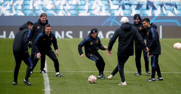 Ancelotti, en un rondo con su cuerpo técnico antes del partido en el Etihad ante el City.