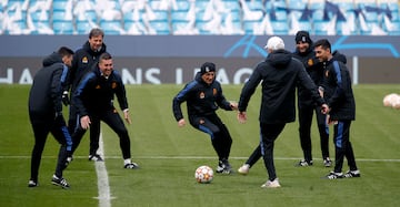 Ancelotti, en un rondo con su cuerpo técnico antes del partido en el Etihad ante el City.