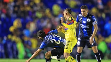 Juan Robles (L) of Queretaro fights of the ball with Erick Sanchez (R) of America during the 4th round match between America and Queretaro as part of the Liga BBVA MX, Torneo Apertura 2025 at Ciudad de Los Deportes Stadium, on August 09, 2025 in Mexico City, Mexico.