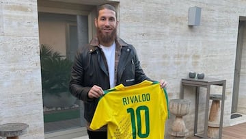 Ramos aparca la renovaci車n y presume de regalo