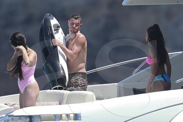 Theo Hernndez y su novia Adriana Pozueco de vacaciones en Ibiza.