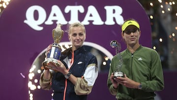 DOHA, QATAR - MARCH 06: Petra Kvitova (L) of Czech Republic  celebrates with the trophy after victory against Garbine Muguruza  (L) of Spain  on Day Six of the Qatar Total Open 2021 at Khalifa International Tennis and Squash Complex on March 06, 2021 in Doha, Qatar. (Photo by Mohamed Farag/Getty Images)