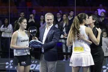 Claudia Fernández (izquierda) recibe su primer título como profesional. Lo consiguió en el Santiago Premier Pádel.