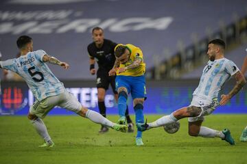 Everton entre Leandro Paredes y Nicolás Otamendi.