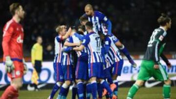 El Hertha vence al Schalke 2-0 y le aleja del tercer puesto