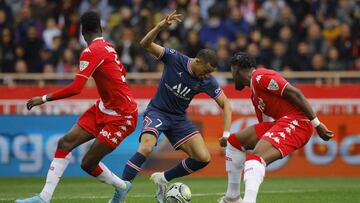 Soccer Football - Ligue 1 - AS Monaco v Paris St Germain - Stade Louis II, Monaco - March 20, 2022 Paris St Germain&#039;s Kylian Mbappe in action with AS Monaco&#039;s Beno&icirc;t Badiashile REUTERS/Stephane Mahe