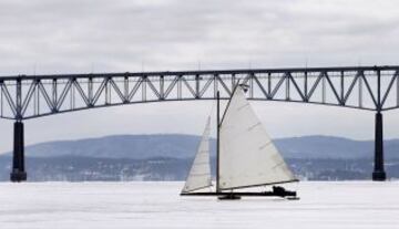 Los amantes de la vela sobre hielo han podido disfrutar más tiempo del río Hudson helado debido al duro invierno que ha padecido el noreste de EEUU.