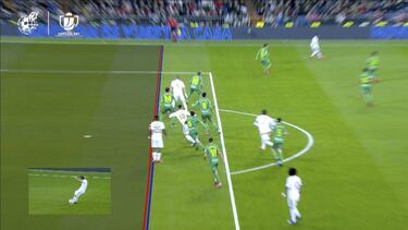 Las líneas del VAR para determinar el fuera de juego de Vinicius en la toma con Nacho fuera de plano y‘recuperado’ en un recuadro.