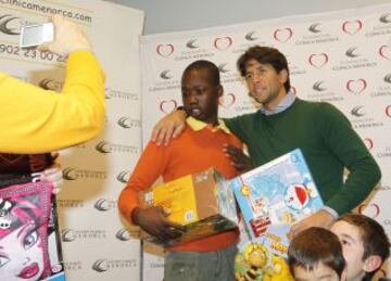 Fernando Verdasco junto con Irene Villa y el Dr. Ángel Martín repartieron juguetes por gentileza de la Clínica Menorca.