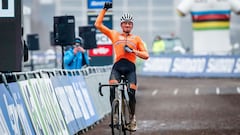 Mathieu Van Der Poel celebra su victoria en los Mundiales de Ciclocr&oacute;s de Ostende 2021.