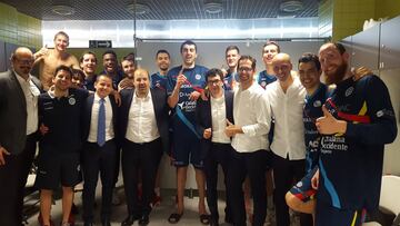 La plantilla y la directiva del Morabanc Andorra celebra el retorno a los playoff después de 22 años.