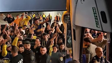 Los aficionados del Maccabi esperan al autobús del Panathinaikos.