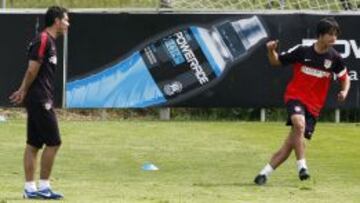 Simeone en la sesión de ayer sigue de cerca la evolución de Óliver.