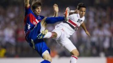 El jugador del Sao Paulo FC Jadson (i) disputa el bal&oacute;n con Martin Galmarini (d) de Tigre durante el partido de vuelta de la final de la Copa Sudamericana que les enfrenta hoy, mi&eacute;rcoles 12 de diciembre de 2012, en el estadio Morumbi de Sao Paulo, Brasil. 