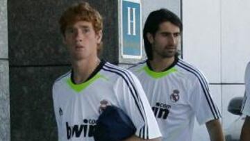 <b>EN EL MIRASIERRA. </b>De la Red y Álex Fernández entrando en el hotel.