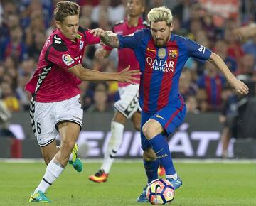 MARCOS LLORENTE fights for the ball with Messi during Alavés' 2-1 win over Barcelona at Camp Nou