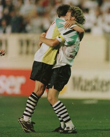 Eric Winalda celebra el primer gol de la historia de la MLS.