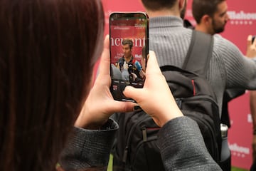 Una persona fotografía a Iván Helguera durante sus declaraciones a la prensa.