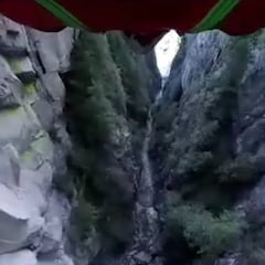 Virtuosismo aéreo en traje de alas de Alex Girard por un cañón de Canadá