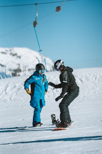 Monitora de esqu ense?ando snowboard en la escuela de Grandvalira Resorts.