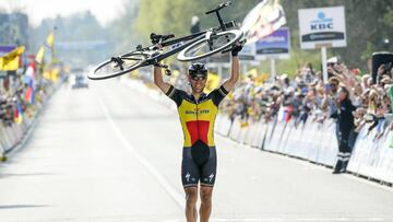 Oudenaarde (Belgium), 02/04/2017.- Belgian rider Philippe Gilbert of Quick-Step Floors crosses the finish line to win the 101st edition of the Tour of Flanders cycling race in Oudenaarde, Belgium, 02 April 2016. (B&eacute;lgica, Ciclismo) EFE/EPA/JULIEN WARNAND