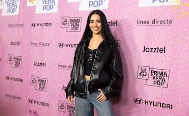 Carla Flila, influencer posando en la alfombra roja de LOS40 Primavera Pop.
