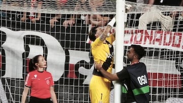 Vallecas, con un nuevo marcador y una portería remendada