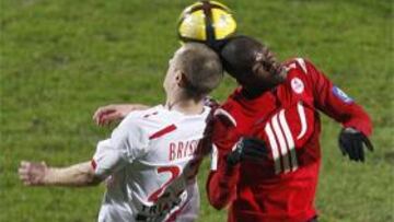 <b>Moussa Sow y Jonathan Brison</b> luchando por el balón.