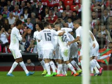 Los jugadores del Real Madrid celebrando el gol de Benzemá 