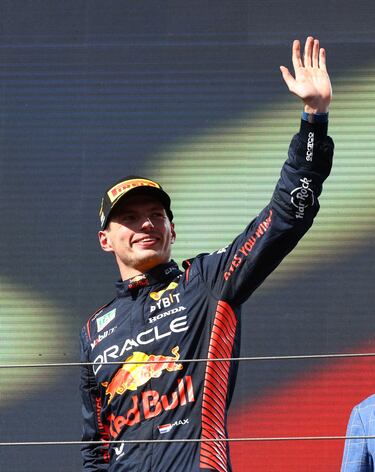 Alegría del piloto neerlandés tras proclamarse campeón del Gran Premio de Hungría de Fórmula 1.