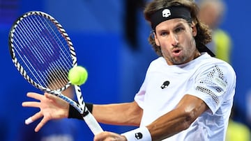 Feliciano L&oacute;pez devuelve una bola durante su partido ante Richard Gasquet en el Open Sud de France en Montpellier.