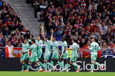 A la primera que tuvo, el Levante castiga en el Metropolitano. Además, cumpliendo la ley del ex. Saque de esquina que llega al segundo palo, donde remató completamente solo Manu Sánchez, lanzándose en plancha, para superar a Oblak con su poderoso cabezazo.