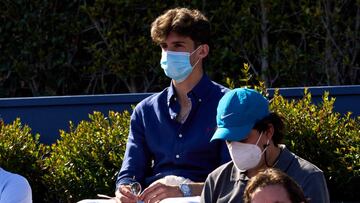 Francisco Trincao, viendo un partido de Rafa Nadal en el God&oacute;.