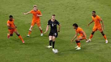 Sasa Kalajdzic rodeado de jugadores de los Países Bajos durante un partido con Austria.