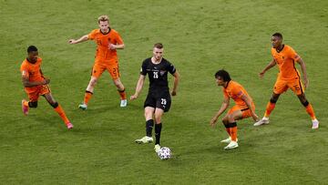 Sasa Kalajdzic rodeado de jugadores de los Pa&iacute;ses Bajos durante un partido con Austria.