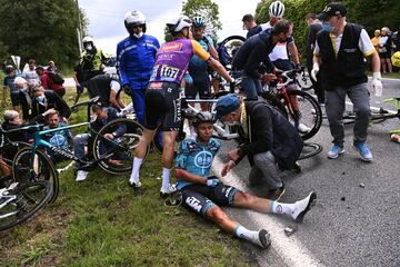 Las ca¨ªdas han sido protagonistas de la primera etapa del Tour de Francia 2021, una de ellas por culpa de una pancarta de una espectadora. El corredor de Jumbo-Visma, Tony Martin, choc¨® con una espectadora que sosten¨ªa un cartel, lo que provoc¨® que numerosos corredores se fueran al suelo. La segunda ca¨ªda fue a 5 km de la meta cuando un corredor se fue al lateral provocando que varios corredores salieran catapultados.
