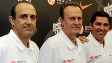 <b>PREMIO A PASCUAL.</b> Xavi Pascual ha ganado el premio Gomelski al mejor técnico de la Euroliga, el más joven en lograrlo. Ayer, junto a Messina, Aíto y Obradovic, participantes en el clínic.