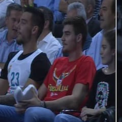 Willy Hernángomez, con la camiseta de Llull en la grada