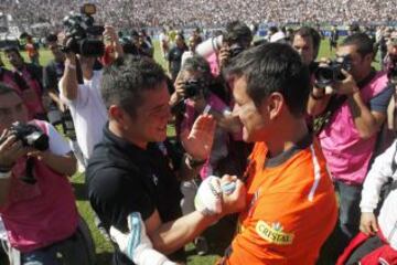 Héctor Tapia celebra con Justo Villar el título del torneo.