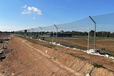Australia has 6,200 miles of fencing surrounding the entire country: without it, thousands of tons of trash would sweep through farms and cities