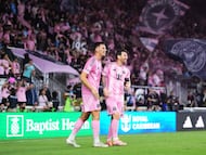 FORT LAUDERDALE, FLORIDA - NOVEMBER 29: Tadeo Allende #21 of Inter Miami CF celebrates with teammate Lionel Messi #10 after scoring his team's second goal during the Audi 2025 MLS Cup western conference final match between Inter Miami CF and New York City FC at Chase Stadium on November 29, 2025 in Fort Lauderdale, Florida. Rich Storry/Getty Images/AFP (Photo by Rich Storry / GETTY IMAGES NORTH AMERICA / Getty Images via AFP)
