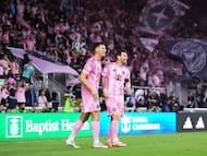 FORT LAUDERDALE, FLORIDA - NOVEMBER 29: Tadeo Allende #21 of Inter Miami CF celebrates with teammate Lionel Messi #10 after scoring his team's second goal during the Audi 2025 MLS Cup western conference final match between Inter Miami CF and New York City FC at Chase Stadium on November 29, 2025 in Fort Lauderdale, Florida. Rich Storry/Getty Images/AFP (Photo by Rich Storry / GETTY IMAGES NORTH AMERICA / Getty Images via AFP)