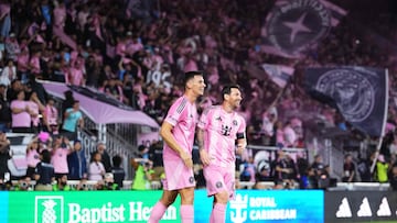 Tadeo Allende y Leo Messi celebran el segundo gol de Inter Miami contra New York City FC durante la final de la conferencia oeste de la MLS.