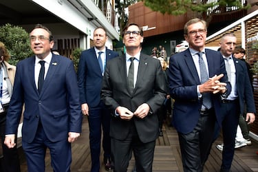 Salvador Illa, presidente de la Generalidad de Cataluña desde 2024,  Josep Rull, presidente del Parlamento de Cataluña, y Berni Àlvarez, Consejero de Deportes de la Generalitat de Catalunya.