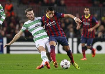 El delantero chileno del FC Barcelona, Alexis Alejandro Sánchez (d) y el defensa galés del Celtic Adam James Matthews, luchan por el balón durante el partido correspondiente al sexto encuentro del Grupo H, de Champions League que disputan hoy en el estadio Camp Nou.