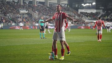 Dubasin celebra su gol en Burgos con un pingüino de peluche.