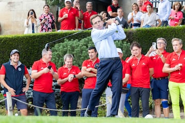 El alcalde de Madrid, Martínez-Almeida, en el campo de golf 'La Herrería', que acogió el XXII Torneo Benéfico de Golf de la Clínica Menorca.