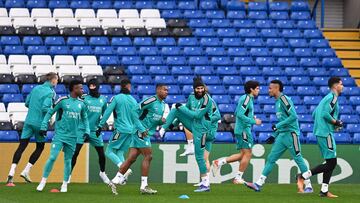 Los jugadores del Real Madrid se ejercitan en Stamford Bridge.