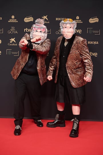 Los actores Vctor Monigote (i) y Rafael Arnau (d) posan en la alfombra roja de los Premios Goya.